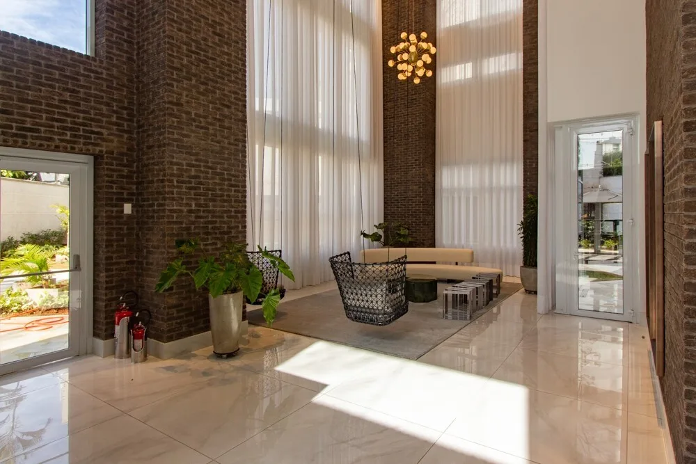 Celebrity: Hall