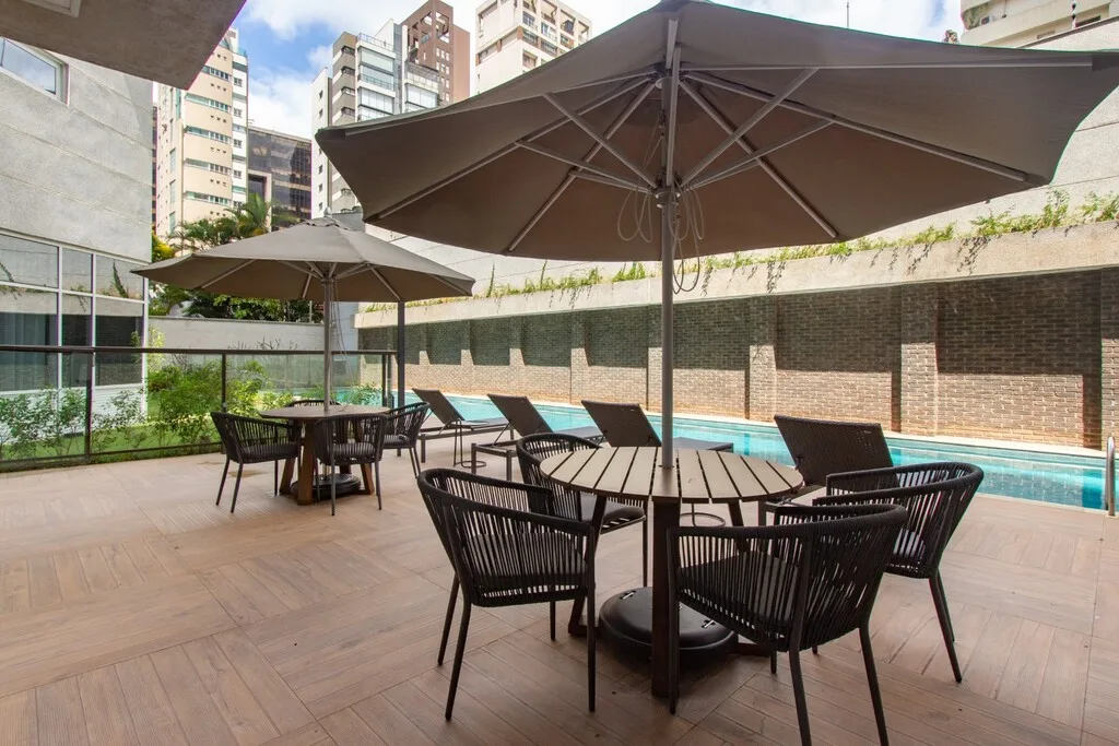 Celebrity: Lounge