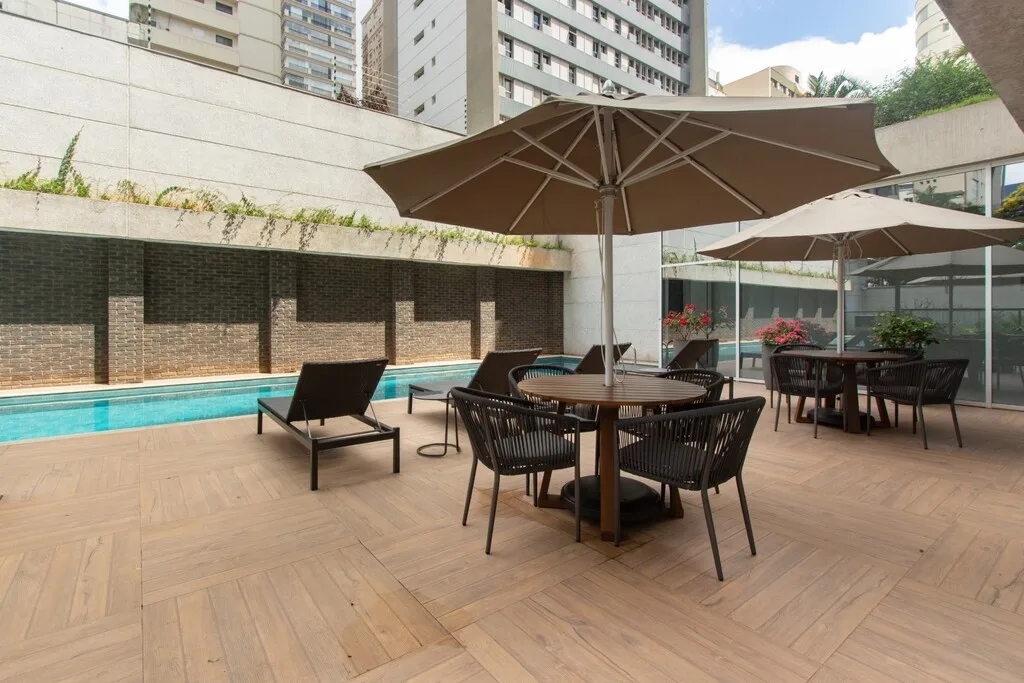 Celebrity: Lounge