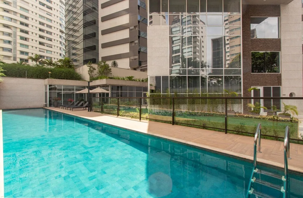 Celebrity: Piscina