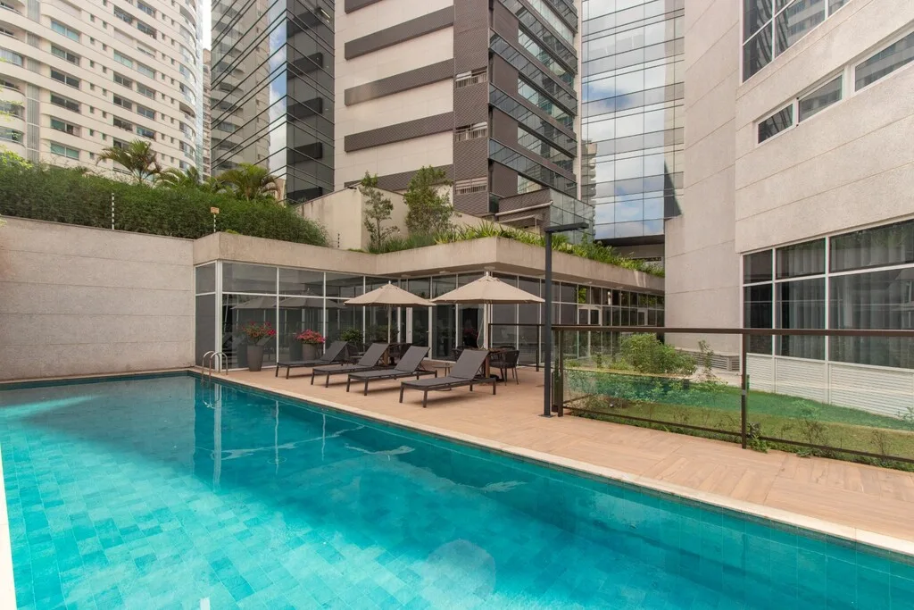 Celebrity: Piscina