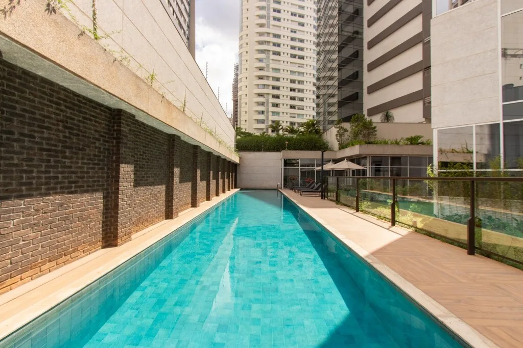 Celebrity: Piscina