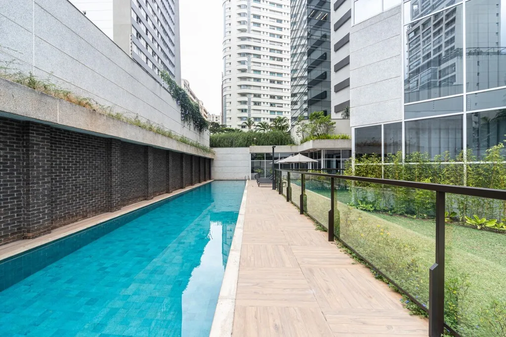 Celebrity: Piscina
